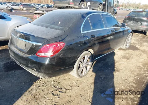 2017 Mercedes-Benz C 300 4Matic z USA, uszkodzony, nr VIN 55SWF4KB3HU187230